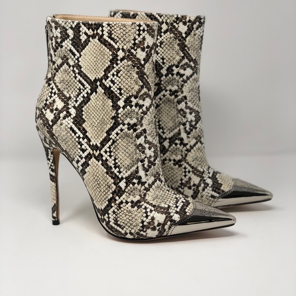 PrettyLittle Thing faux snakeskin boots. Size 9 - Picture 4 of 7